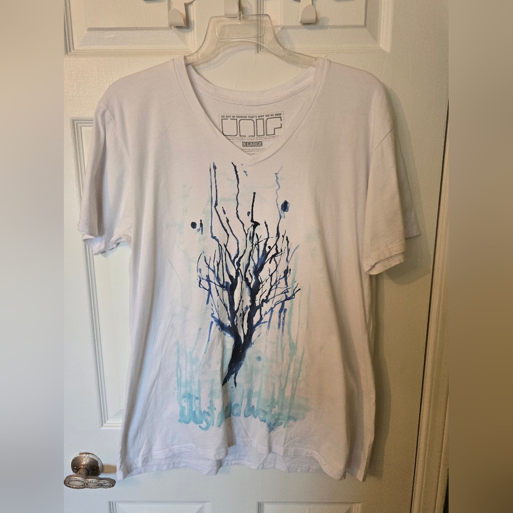 UNIF White V-Neck Tee with Blue Watercolor Drip Print Size Xl
